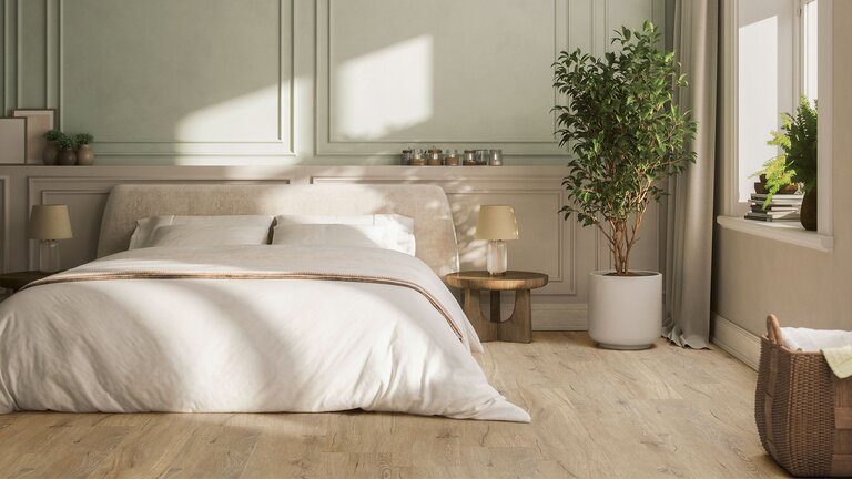 Schlafzimmers mit warmem, natürlichem Ambiente. Der Fokus liegt auf dem hellen, rustikalen Holzboden mit feiner Maserung, der den Raum harmonisch ergänzt. Weiche Lichtstrahlen betonen die Struktur des Bodens und schaffen eine gemütliche Atmosphäre.